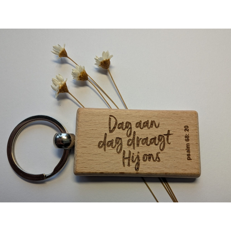 Dag aan dag draagt Hij ons |  christelijke houten sleutelhanger